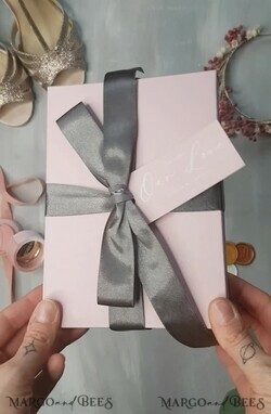 HOCHZEITS EINLADUNGEN Elegante Einladungen Klassische Karten Romantische Blush Pink Box Hochzeitseinladungen Suite, Elegante erschwingliche Hochzeitseinladungen, Luxus Acryl Plexi Hochzeitseinladungen, Glamour Vellum Hochzeitseinladungen15