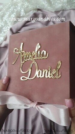RINGTRÄGERBOXEN & KISSEN Samtkästchen für den Trauungszeremonie Personalisierte Hochzeitsring-Box • Blush Pink Goldene Samt-Hochzeitsring-Box für die Zeremonie, Boho Glam Hochzeitsring-Boxen für ihn und sie, Luxuriöse Samt-Ring-Box doppelt, kundenspezifische Farben10
