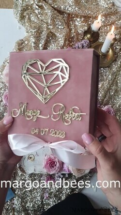 RINGTRÄGERBOXEN & KISSEN Samtkästchen für den Trauungszeremonie Hochzeitsringkissen • Personalisierte Ringträgerkissen • Individuelles Hochzeitsringträgerkissen Elegante maßgefertigte Samt-Hochzeitsringbox, Luxuriöse gravierte Box für Ringe oder Bänder personalisiert, Samt-Ringbox mit Blumen und goldener Schriftzug7