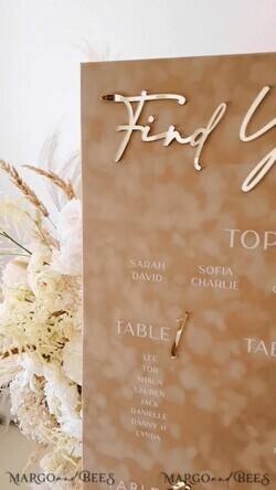 TISCHPLÄNE UND WILLKOMMENSCHILDER FÜR HOCHZEITEN Plexi Gold / Samt beigefarbenes Samt- und Goldmodernes Samt-Sitzplan, 3D Elegantes Finde Deinen Platz - Sitzplan, Luxuriöser Hochzeits-Tischplan, Hochzeitsdekoration mit goldenen Buchstaben - Goldenes Empfangsschild - Individuelles Zeremonieschild11
