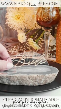 PLATZKARTEN / TISCHKARTEN  
 Acrylgold klar / Holz 3D Moderne Halbbogen-Acryl-Tischkarte mit Ständer, Premium-Hochzeitsplatzkarten, klare Acryl-Namenskarte, luxuriöse Platzkarte, goldene 3D-Gastnamen, bearbeitbarer Text11