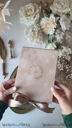 HOCHZEITS EINLADUNGEN Einladungen für VIP/ Boxeinladungen für Eltern Luxuriöse goldene Folien-Hochzeitskarten in Samtbox, Plexi Glamour Hochzeits-Einladungssuite Luxusbox, romantische Samt-Hochzeitskarten, maßgeschneiderte goldene Einladungen.27