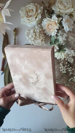 HOCHZEITS EINLADUNGEN Einladungen für VIP/ Boxeinladungen für Eltern Luxuriöse Goldfolien-Hochzeitseinladungsbox, Acryl-Einladung in Samtbox, romantische Samthochzeitskarten, maßgeschneiderte goldene Hochzeitsstationery, luxuriöse Einladungen.33