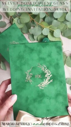 HOCHZEITS EINLADUNGEN Einladungen für VIP/ Boxeinladungen für Eltern Smaragdgrüne Samtbox Hochzeitseinladungsbox, klare grüne Plexiglas Hochzeitseinladungen, elegante grüne Samthochzeitskarten, maßgeschneiderte goldene Hochzeitspapeterie, spiegelgoldene Einladungen.10