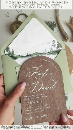 HOCHZEITS EINLADUNGEN Wald / Berge / Waldlandschaft Thema Wald Holz Hochzeits Einladung Suite, Moderne rustikale Hochzeits Einladungen, Natürliche Holz Einladungen Suite Hochzeitskarten, Grüne Hochzeits Einladungen, Nebelwald Frosted Hochzeits Einladung Suite, Kiefernbäume Hochzeits Einladung.16