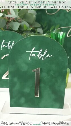 TISCHDEKORATIONSCHILDER   Samt Tischnummern und Dekoration Arch Tischnummer, Luxus grünes Samt gewölbtes Tischnummern mit Acrylständer, grüne und goldene Hochzeits Tischdekoration, 3D goldene Buchstaben, Hochzeitsbeschilderung9
