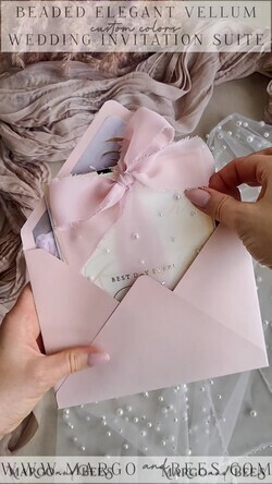 HOCHZEITS EINLADUNGEN Gold / Roségold / Silber / Glitzer Blush Pink Chiffon Schleife mit Perlen maßgeschneiderte elegante Pfingstrose Roségold Hochzeits-Einladung Suite, weiße Perlen goldene Hochzeitskarten, Boho goldene Mappe Hochzeitsstationery, Vellum Etui mit Monogramm.34