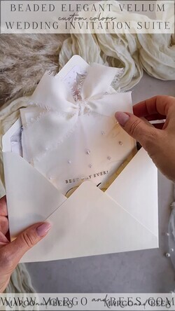 HOCHZEITS EINLADUNGEN Gold / Roségold / Silber / Glitzer Ecru Chiffon Schleife mit Perlen maßgeschneiderte elegante cremefarbene und goldene Hochzeitseinladung Suite, weiße Perlen goldene Hochzeitseinladungen, elegante goldene Mappe Hochzeitspapeterie, Vellum Etui mit Monogramm.32