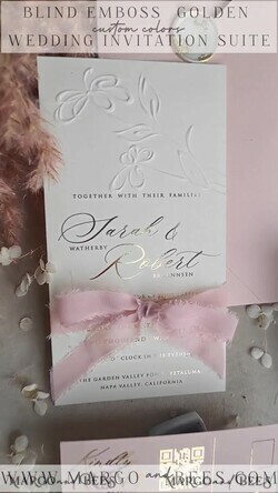 HOCHZEITS EINLADUNGEN geprägte Einladungen Maßgeschneiderte geprägte blinde Bluse in Pink und Gold Hochzeitseinladung, goldene nude deboss florale Hochzeitseinladung, moderne Garten deboss Einladungssuite, Baumwollpapier Hochzeitseinladungssuite, Hochzeitseinladungen in Gold.18